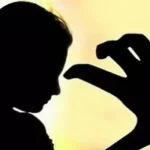 🚨 “LIVE वीडियो ने खोला राज! 😱 बच्ची से छेड़छाड़ करते पकड़ा गया सेना का जवान, मां ने पूरी घटना को किया इंटरनेट पर लाइव 📹”