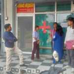 🚨 गौलापार में मेडिकल स्टोर्स पर प्रशासन का शिकंजा: अवैध क्लीनिक सीज, 5 स्टोरों को नोटिस