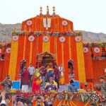 आज खुलें बदरीनाथ धाम के कपाट, 15 क्विंटल फूलों से सजाया गया मंदिर, हजारों श्रद्धालु पहुंचे बैकुंठ धाम