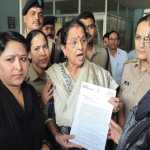 देहरादून में थाली बजाकर कांग्रेस का हल्ला बोल, राज्यपाल को भेजा ज्ञापन, सरकार पर साधा निशाना