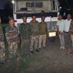 लालकुआं में वन विभाग ने जब्त किया अवैध रेता लदा हाईवा डंपर, चालक फरार