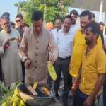 खटीमा में दिखा सीएम धामी का अलग अंदाज, खुद भुट्टा भूनकर खाते दिखे मुख्यमंत्री