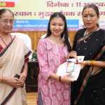 नैनीताल की इंटर टॉपर आयुषी भट्ट को उत्तराखंड सरकार ने किया सम्मानित, मिला स्मार्टफोन पुरस्कार