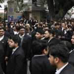 🚨🔥 BREAKING: देहरादून में वकीलों का उग्र आंदोलन जारी — सरकार का कोई प्रतिनिधि नहीं पहुँचा, आज प्रदेशव्यापी हड़ताल और बड़ा जाम अलर्ट!