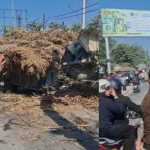 🚨 लालकुआं फ्लाईओवर पर टला बड़ा हादसा — ओवरलोड गन्ना ट्रॉली डिवाइडर पर लटकी, दो घंटे जाम