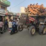 लालकुआं-बिंदुखत्ता: बेखौफ ‘मौत’ का तांडव! बीच बाजार हवा में लहराए ट्रैक्टर के टायर, वीडियो