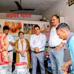 ​Lalkuwan आंचल डेयरी की व्यवस्थाएं परखने अचानक फील्ड में उतरे अपर सचिव सुरेश जोशी, दुग्ध उत्पादकों से की सीधी बात